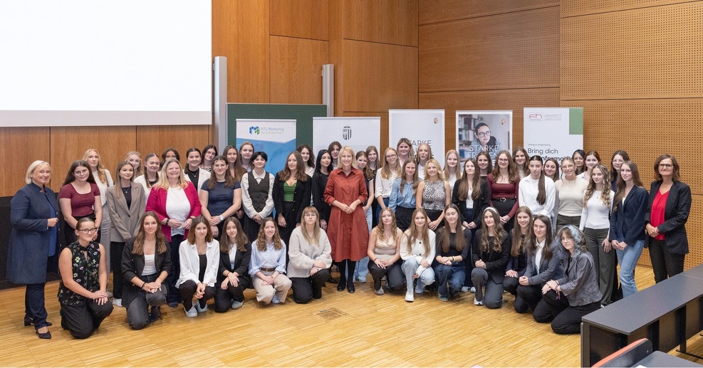 Fotos von HTL-Mädchen und Landesrätin