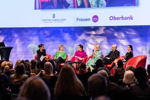 Referentinnen am Podium mit Blick ins Publikum